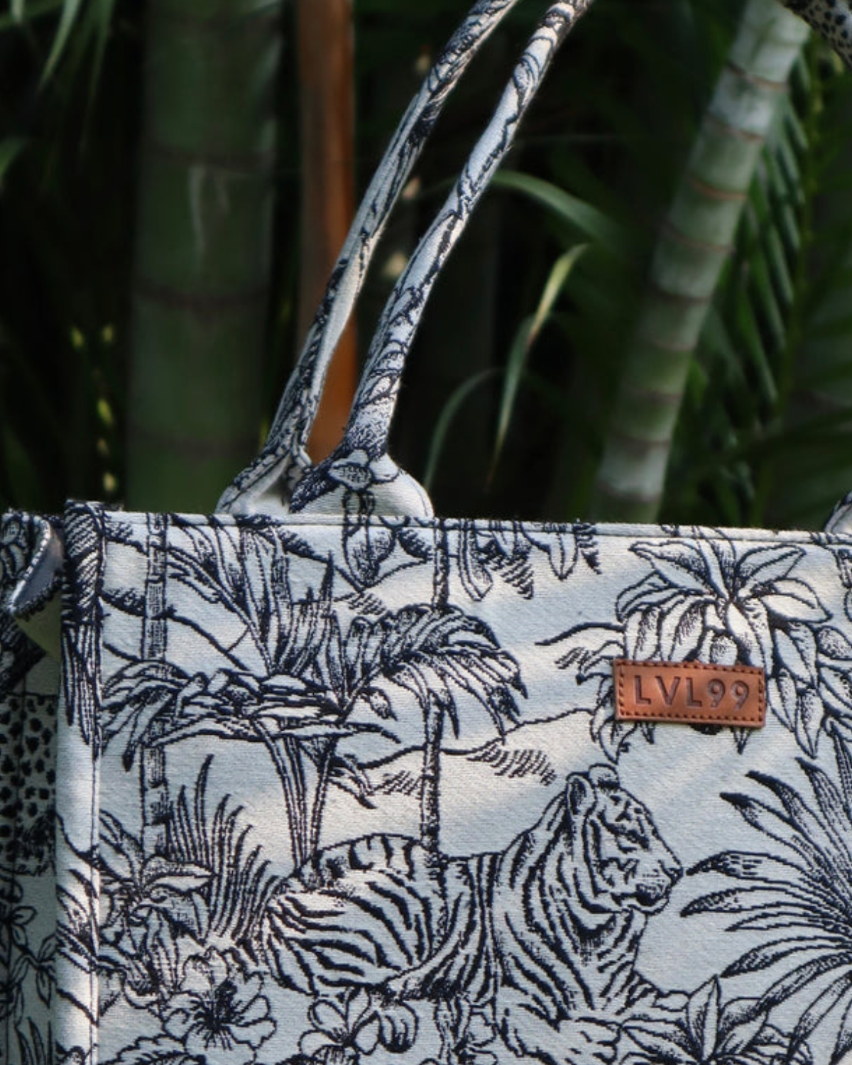 Jacquard Box Tote (MEDIUM)